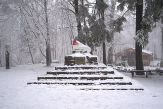 Itt még a hó az úr