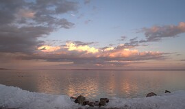 Egy kis jég jégmaradvány a parton