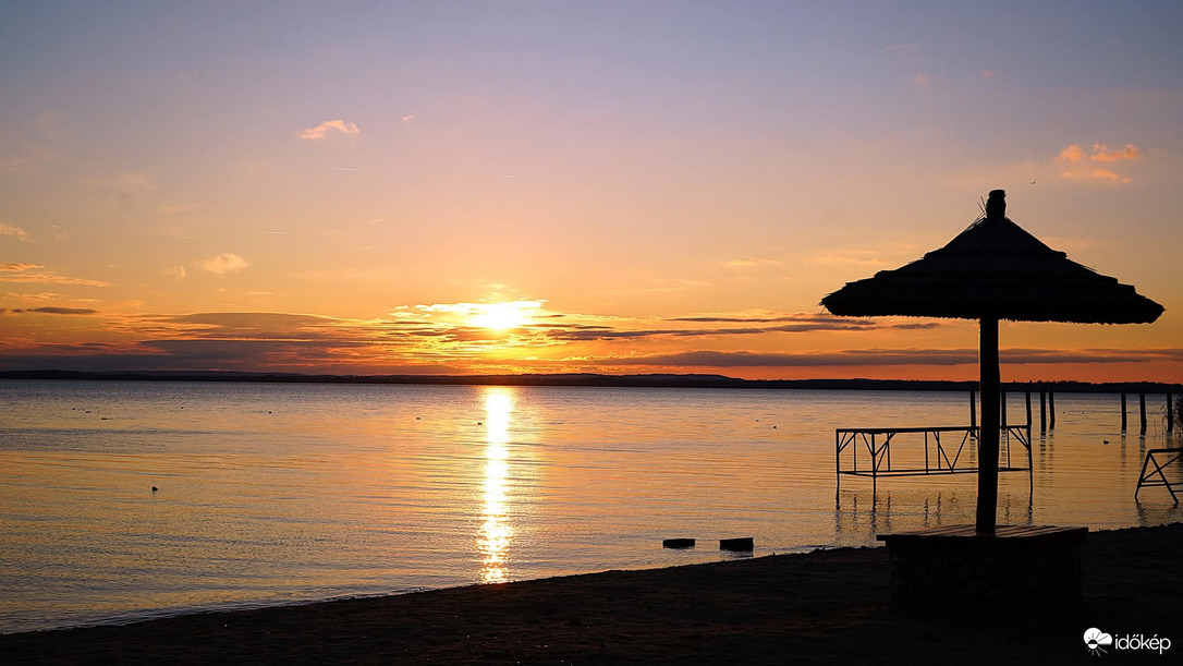 Trópusi hangulatú naplemente a Balatonnál télen