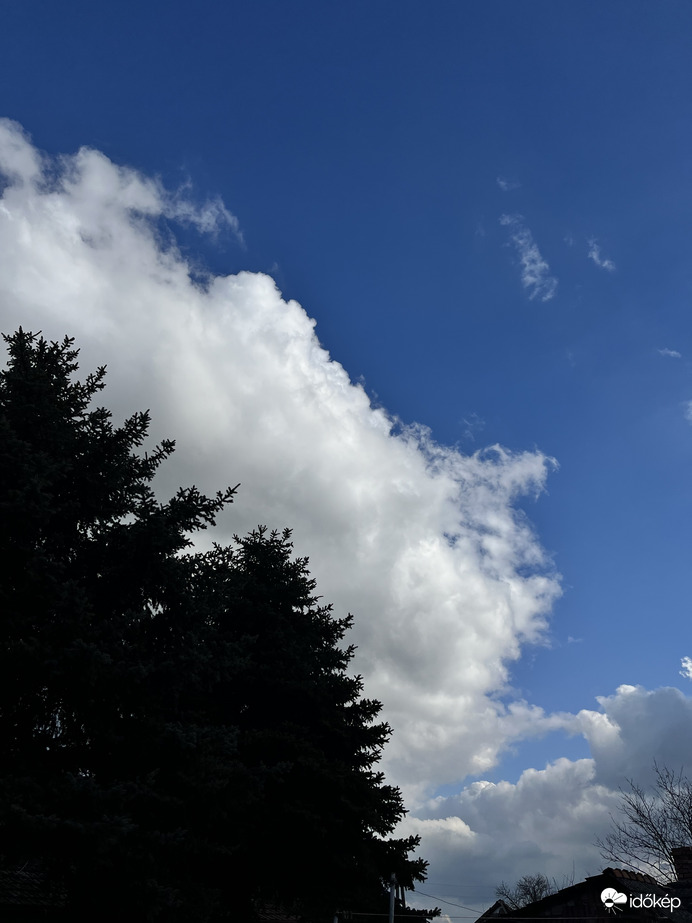 Jönnek-mennek a gomolyok