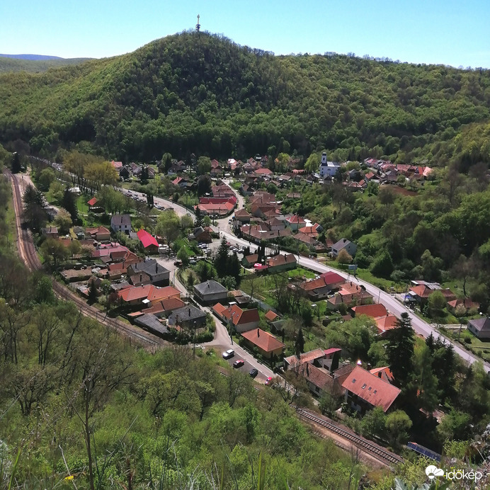 Szarvaskő látképe a várszirtről