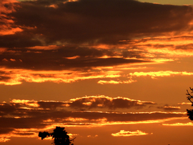 A felhők még látják.