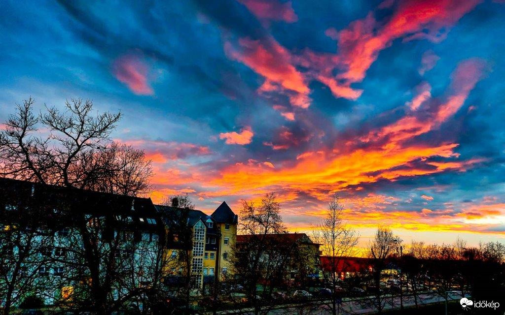 Piros az ég alja...