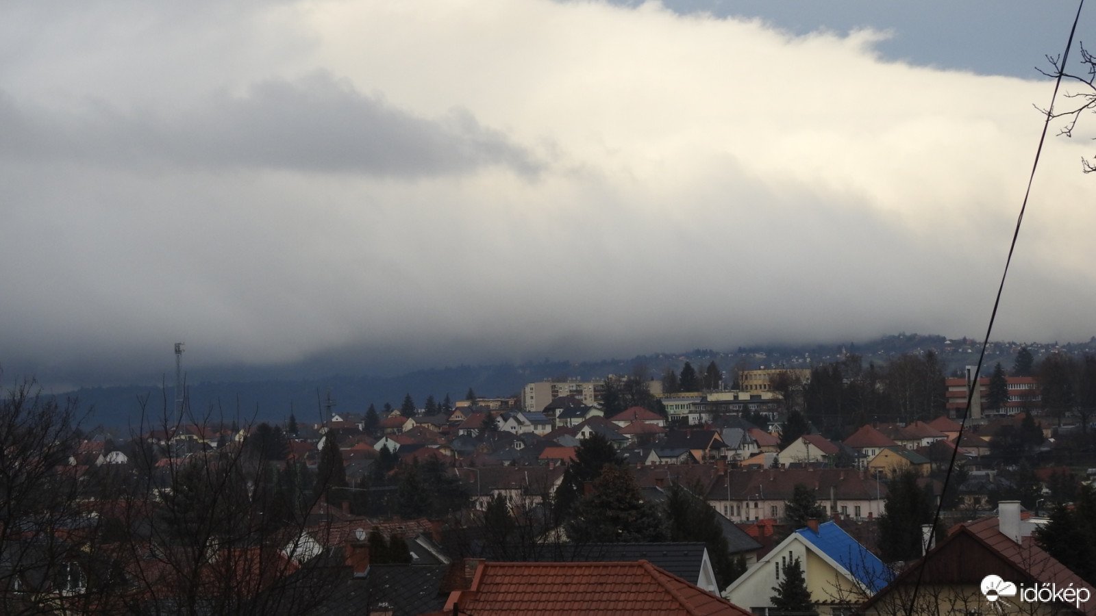 Egy elvonuló zápor felhő "ráult" a dombra Zalaegerszegen :) 