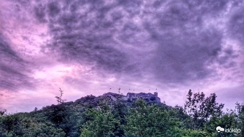 Lilára festett égbolt