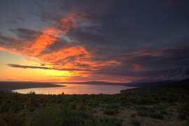 Szines naplemente a tónál