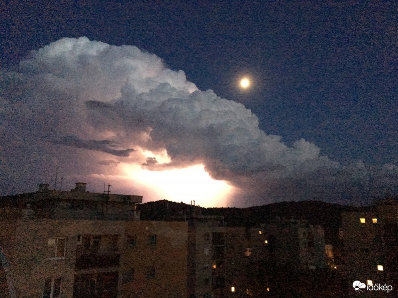 Villám a felhőben