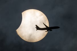 Napfogyatkozás vs repülőgép