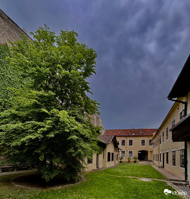 Közeledik. 