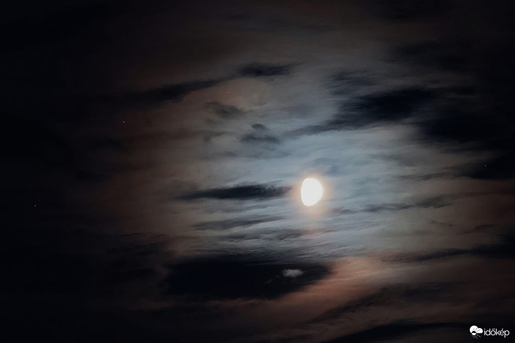 Hold és Antares csillag együttállása. 
