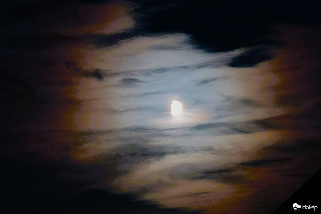 Hold és Antares csillag együttállása. 