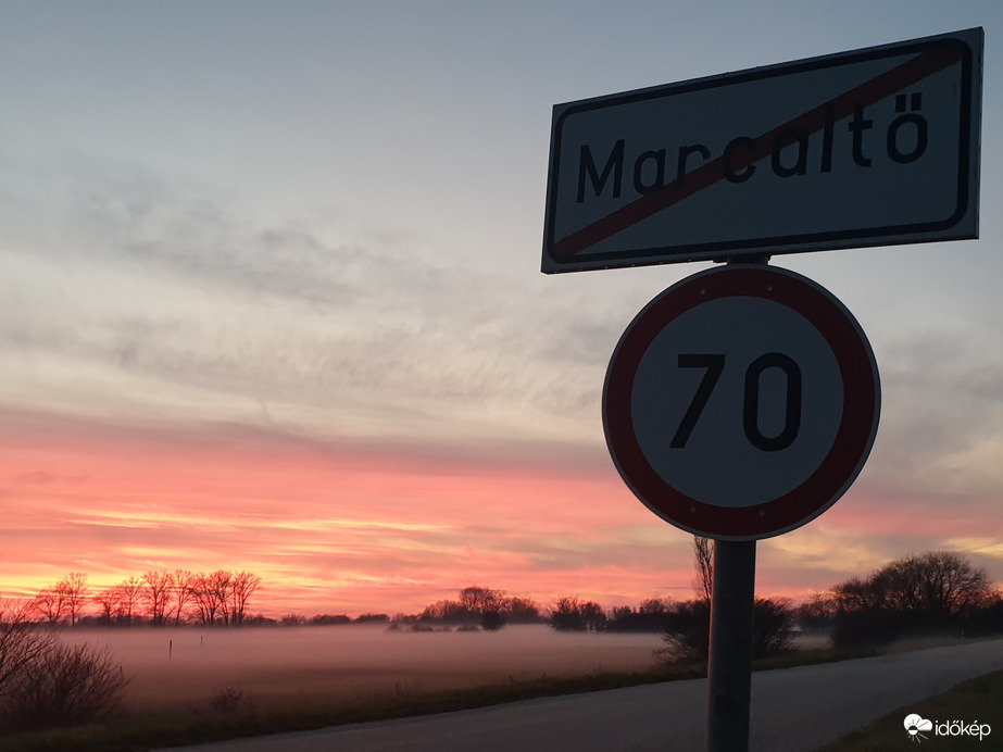 Ködös naplemente