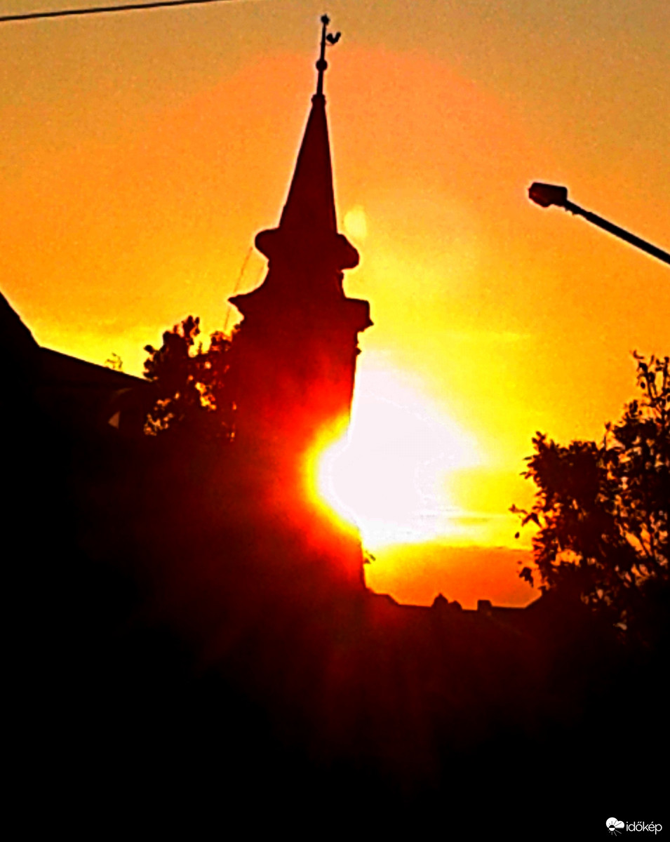 Református templom a naplemente tüzében