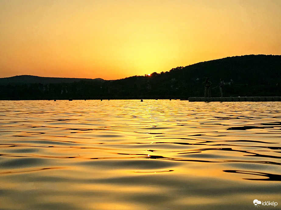 Balaton vize az alkonyat fényében