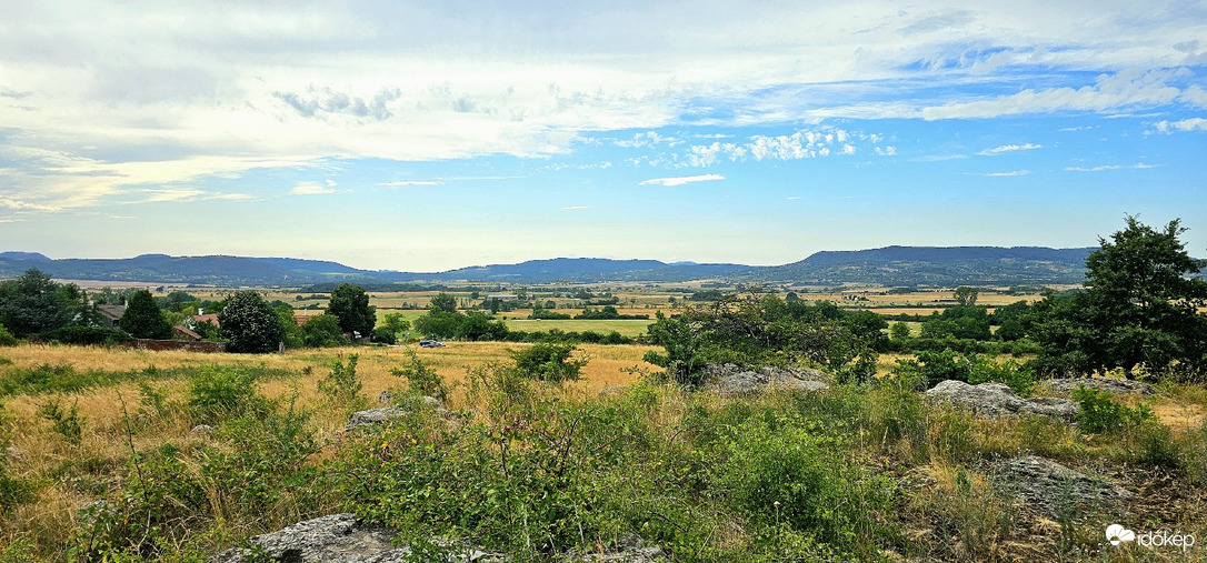 Kilátás a kővágóörsi kőhátról