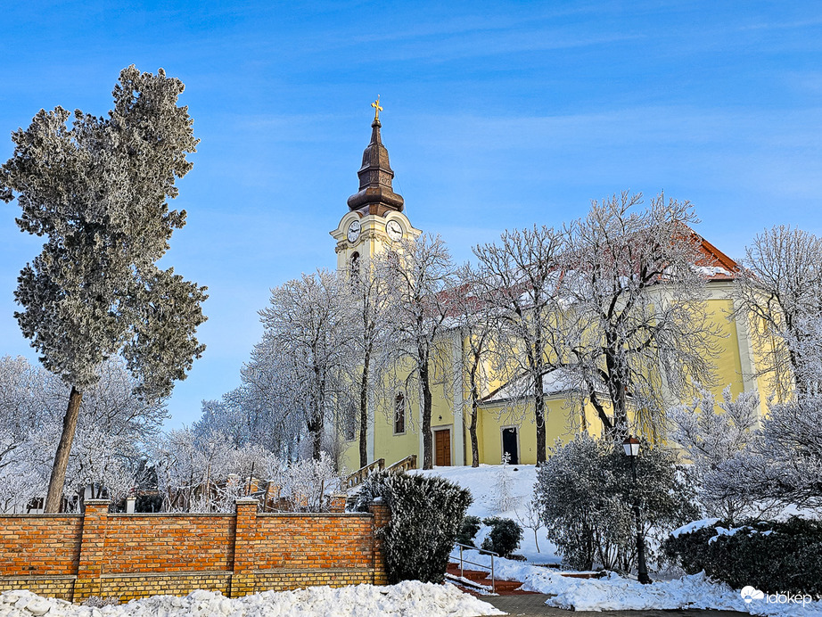 Havas templomkert a napsütésben
