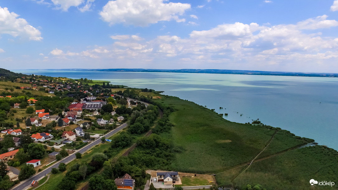 Kitekintés a Balatonra