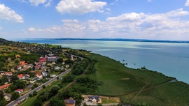 Kitekintés a Balatonra