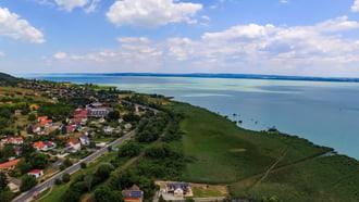 Kitekintés a Balatonra