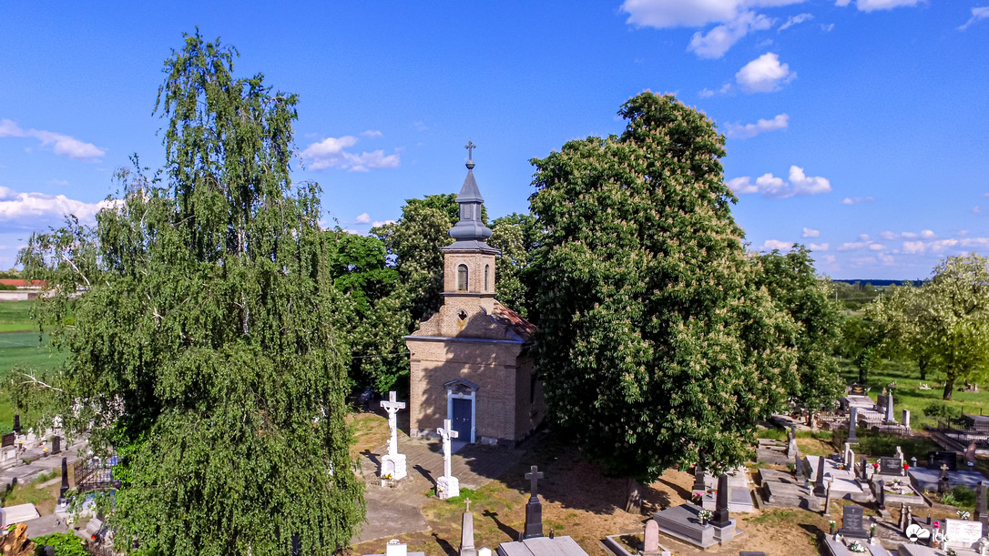 Szent Kereszt felmagasztalása kápolna a fák ölelésében