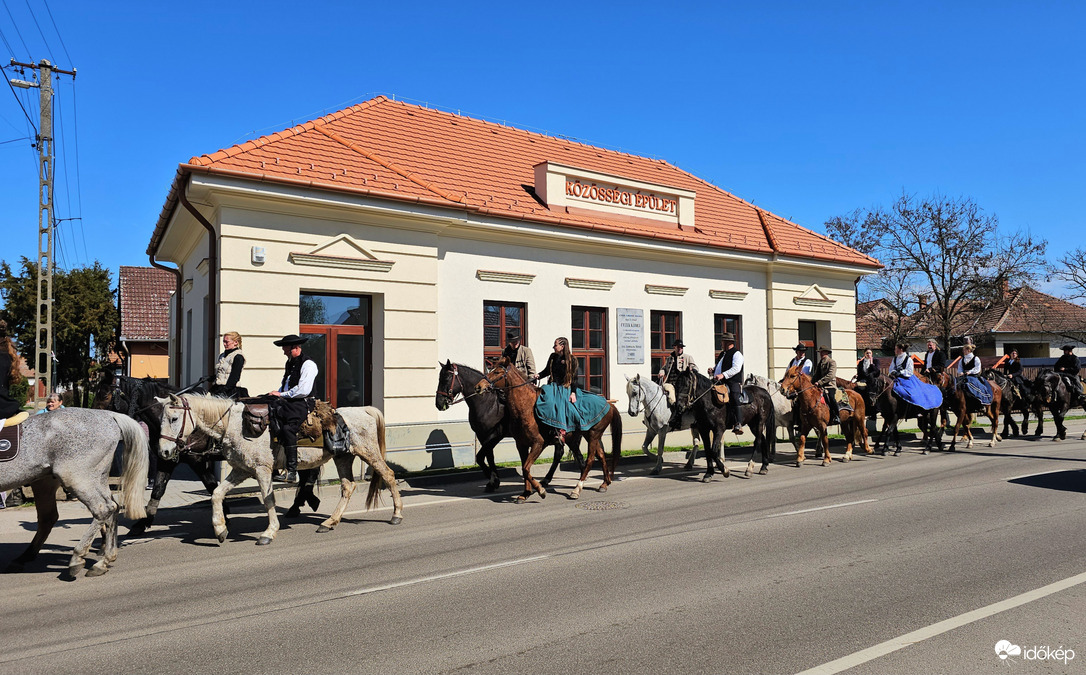 Lovas hagyományőrzők a Közösségi háznál