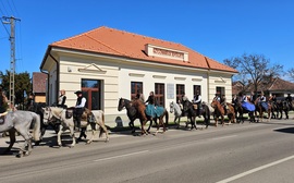 Lovas hagyományőrzők a Közösségi háznál