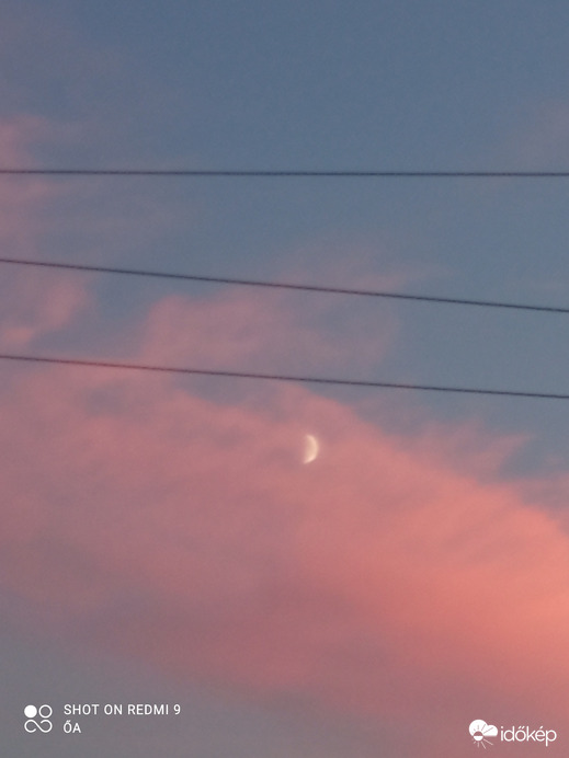 A Hold rózsaszín ruhában.