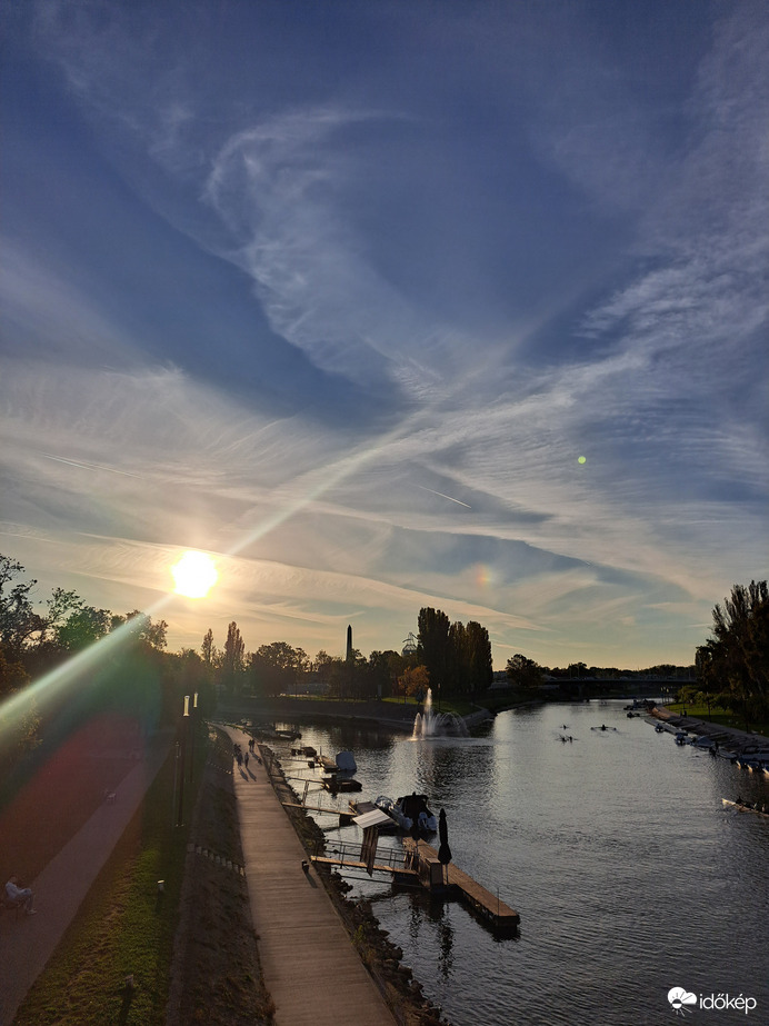 Naplemente mini szivárvánnyal