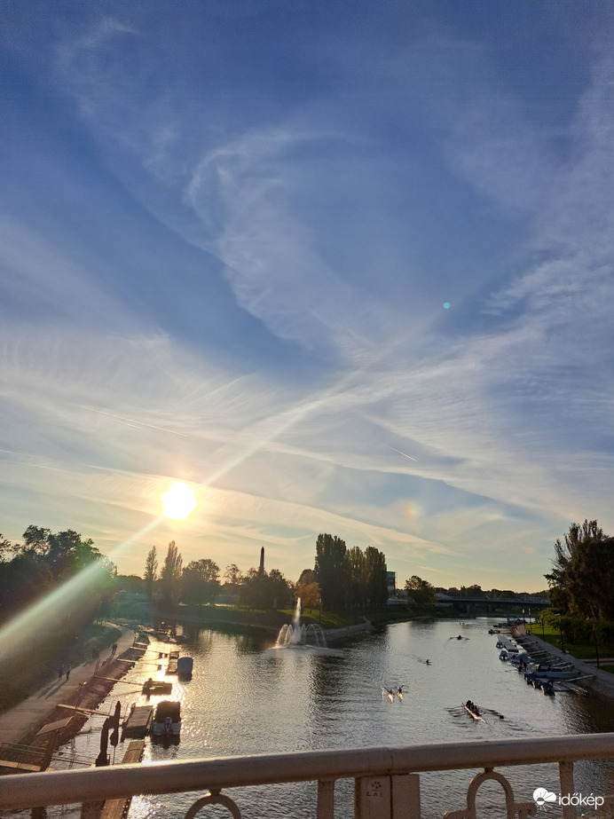 Naplemente mini szivárvánnyal