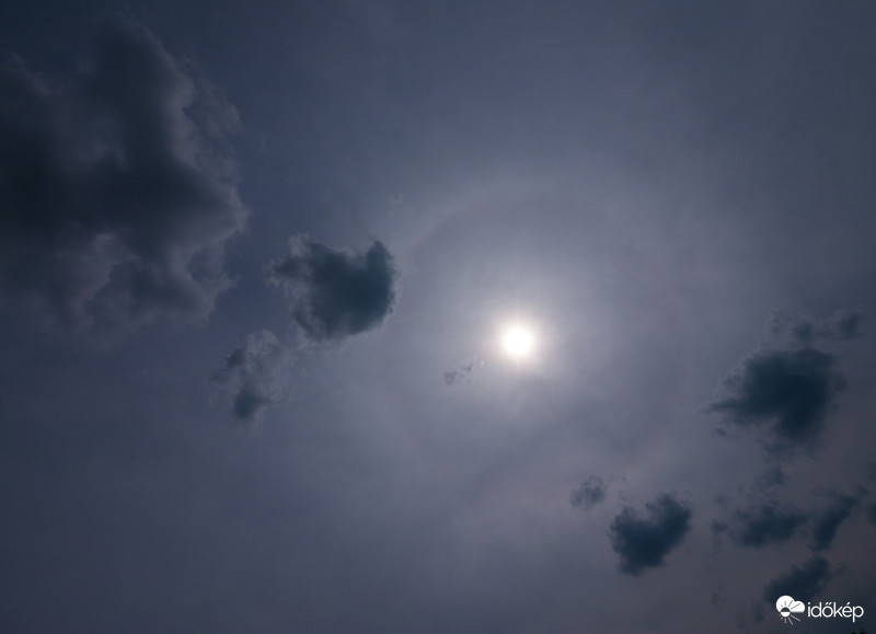 Délutáni fátyol haloval