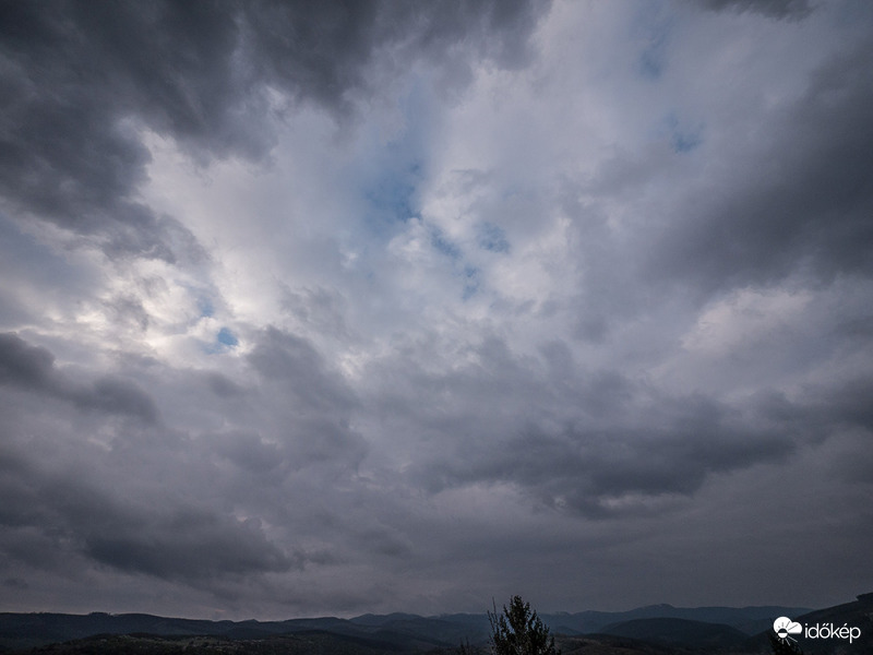 Az ott már majdnem az ég kékje..