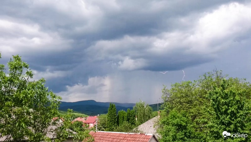 Távolban egy fehér tivornya