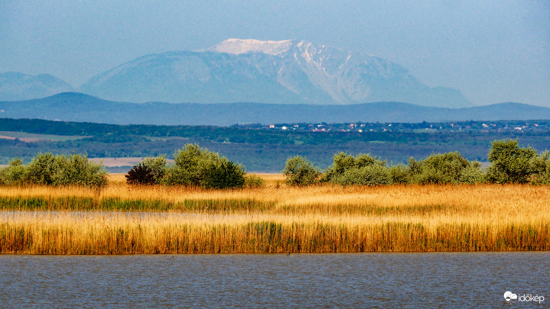 A Schneeberg reggei látványa Sarródról, a Fertő-Hanság Nemzeti Parkból