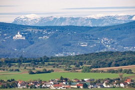 Fraknó vára a havas Rax-Alpokkal