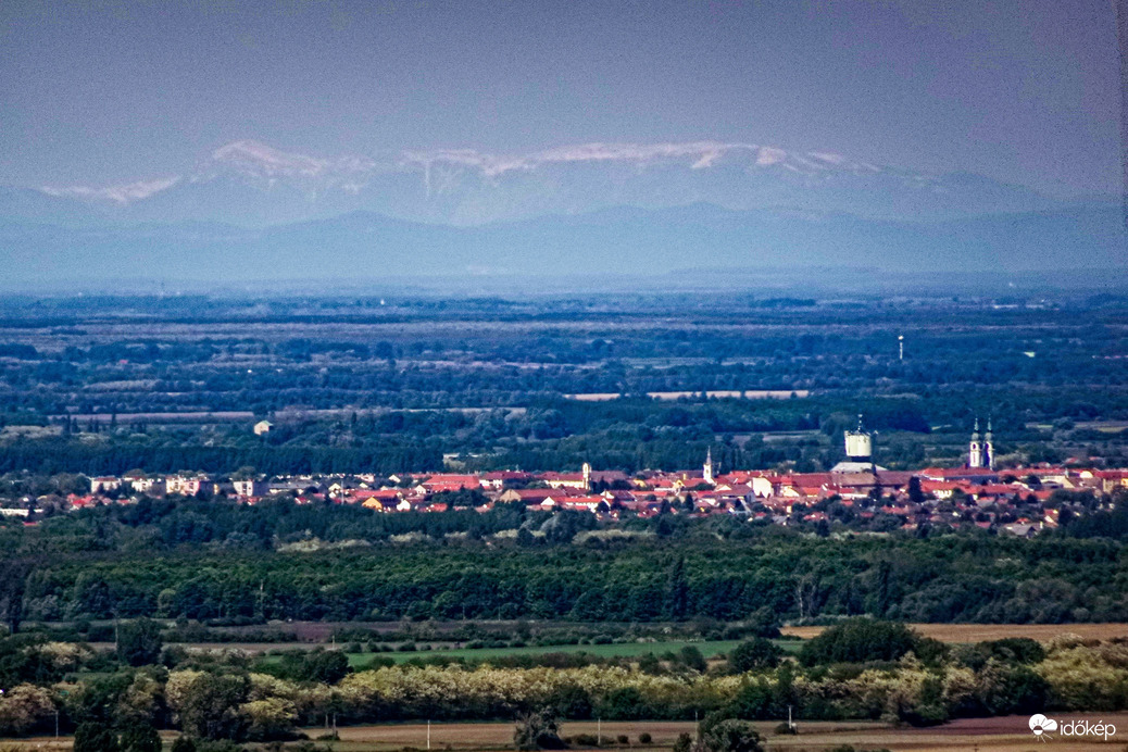 A Rax-Alpok 150 km-re, Pápa városa felett