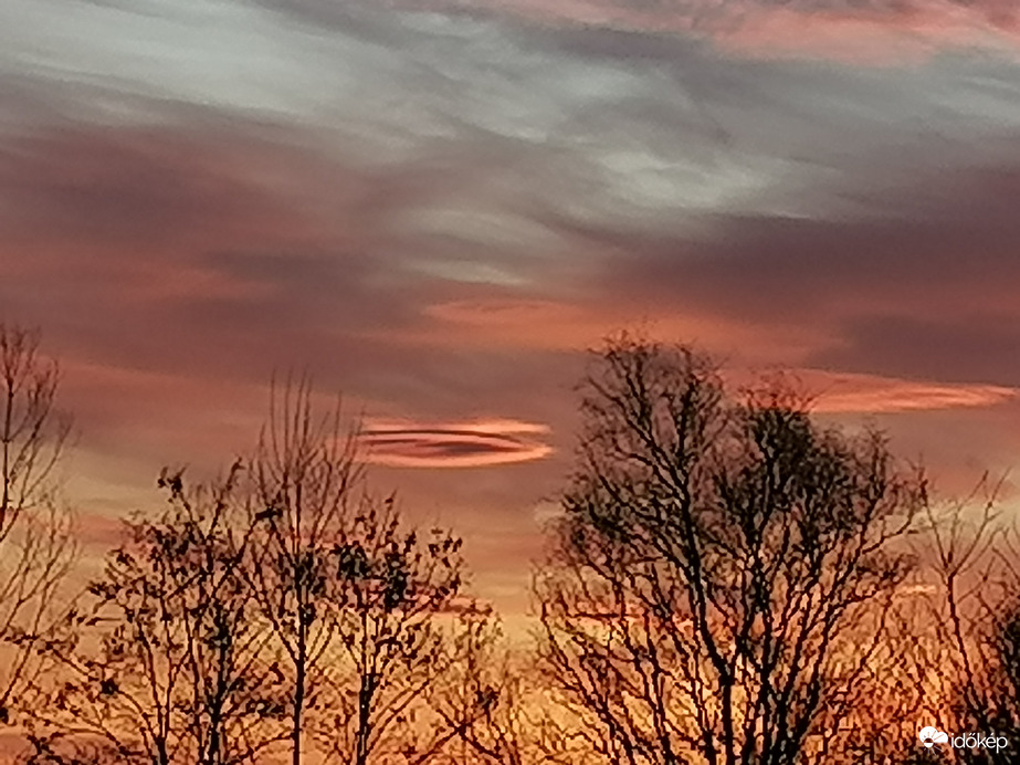Napnyugta UFO felhővel:) 