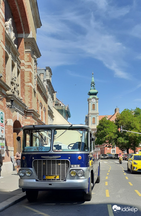 Érdekes régi busz a szép időben