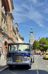 Érdekes régi busz a szép időben