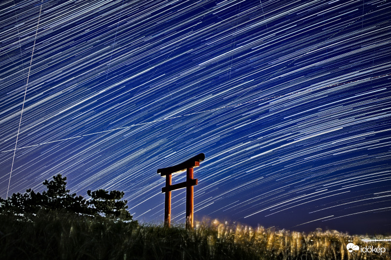 Csillagjárás a csóri torii kapu felett