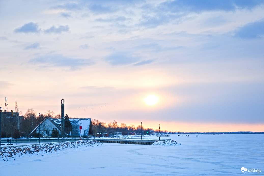Naplemente a Velencei-tavon