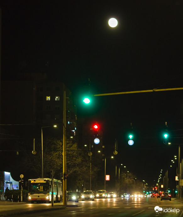 Hold a Budai út felett