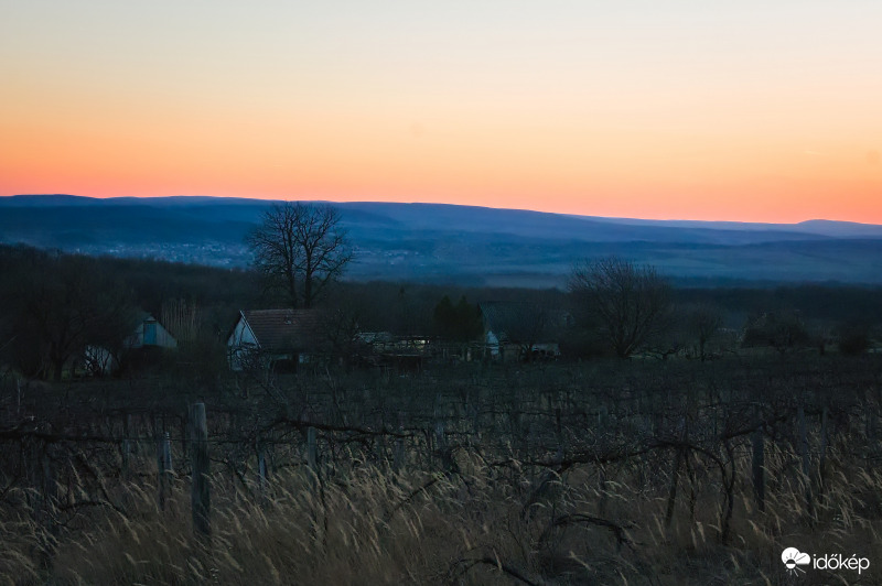 Tél végi naplemenés