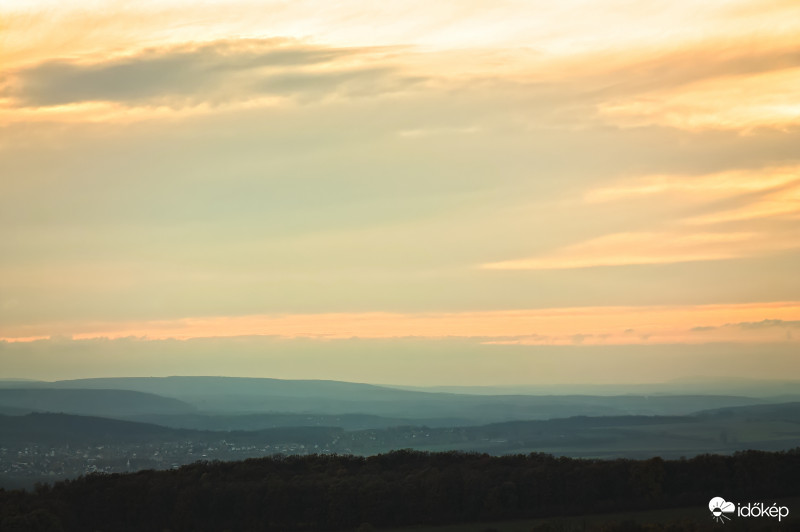 Távoli dombok felett