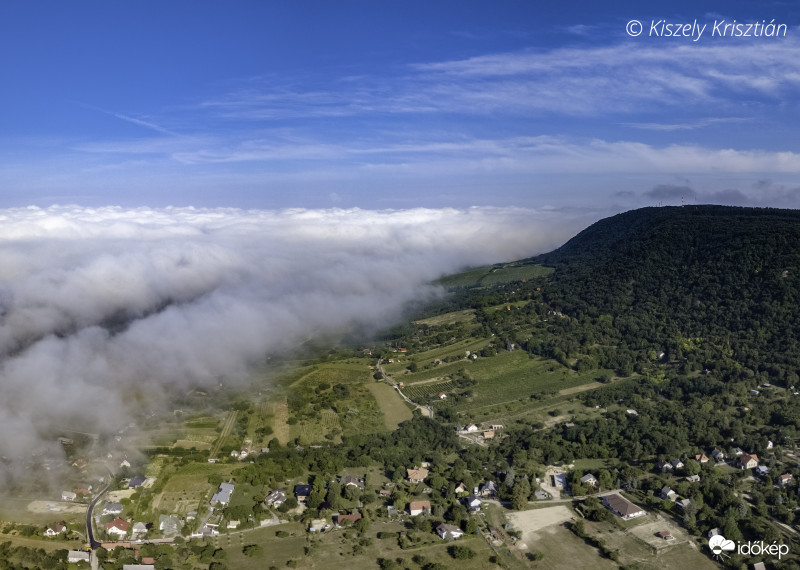 A Móri-völgyben hömpölyög a köd