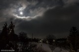 Hold, gomolygó felhőkkel