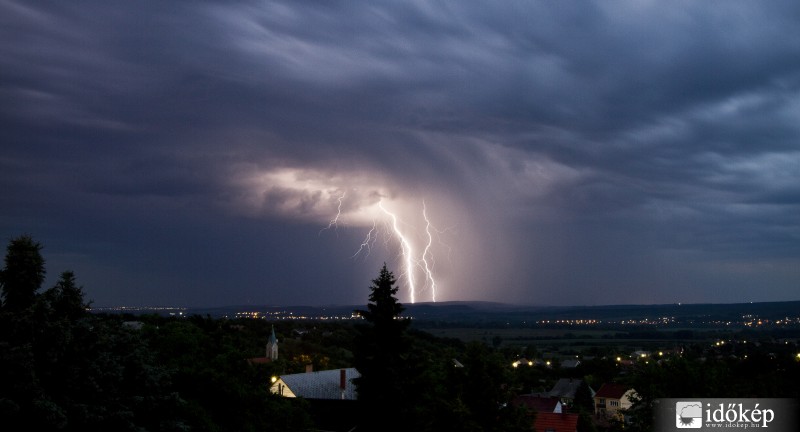 Bakonyba csap a villám, Csókakőről nézve.