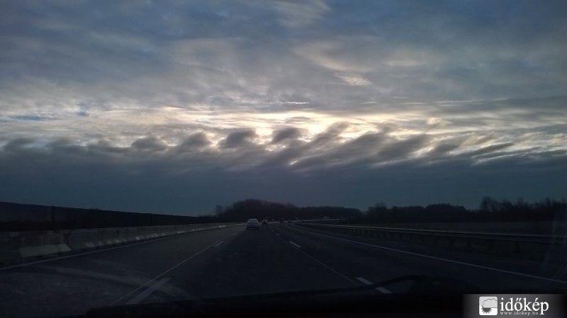 Kelvin-Helmholtz felhők az M0-ról