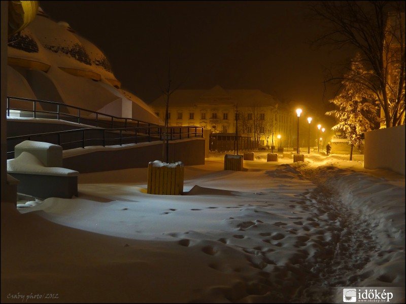 Havazás éjjel a Makovecz térről nézve.