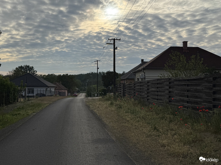 Pipacsban az út felett ragyogó napsugár