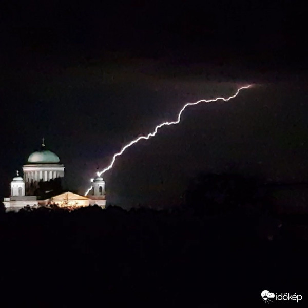 Villanás a Bazilika felett